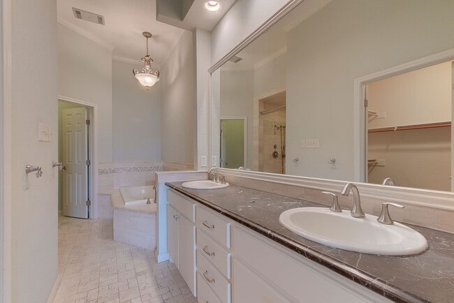 Building Photo - Rare 3 BR / 2.5 BA /  2 Car Garage Westlake Condo 14th Fairway (Austin Country Club) (Eanes ISD)