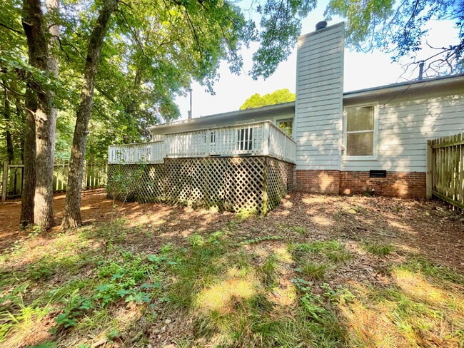 Building Photo - 3 Bed, 2 Bath Nest In Fayetteville