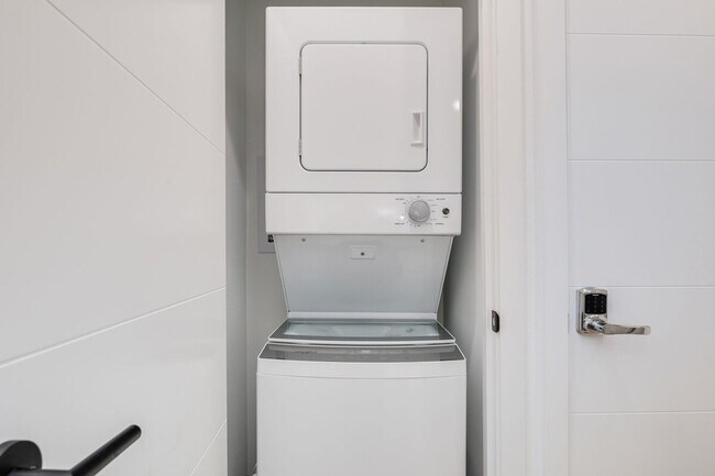 Building Photo - 764A Belmont Pl E