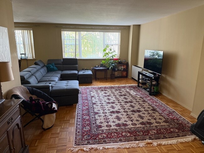 Building Photo - 893 Farmington Ave