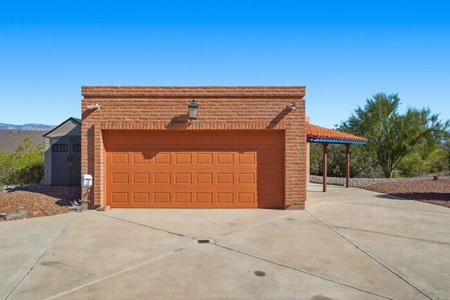 Building Photo - 770 N Lazy J Wy