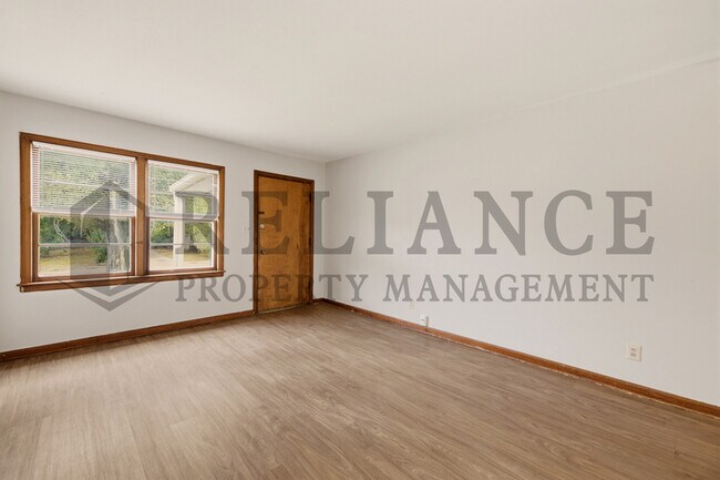 Building Photo - 374 N Hillcrest St