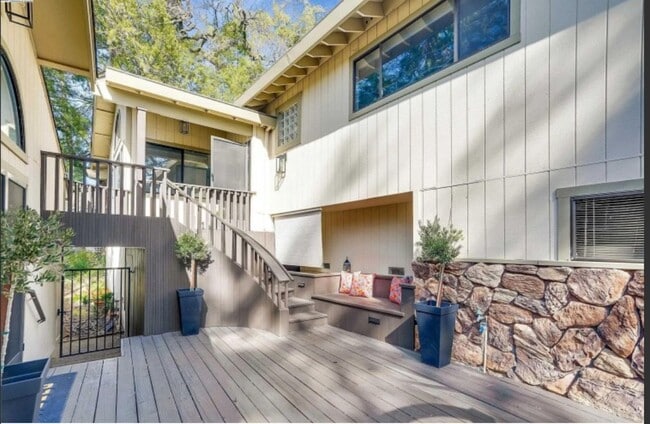 Building Photo - Beautiful and Quiet 3 bedroom 3 bath home ...