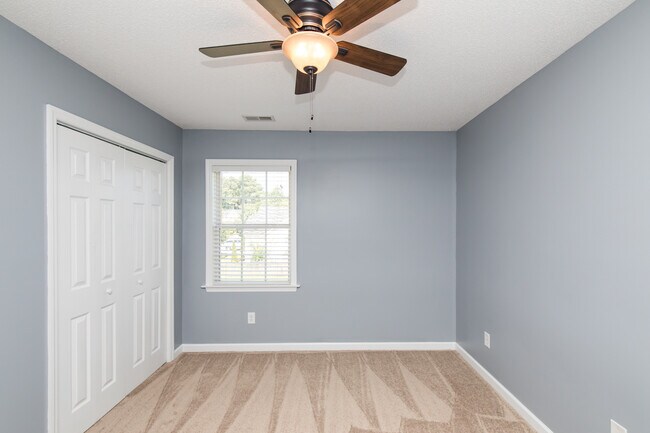 Building Photo - 4 Bedroom 2 Bath