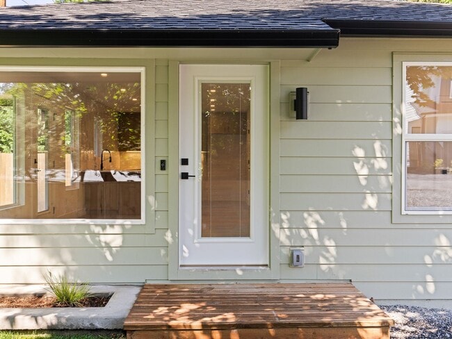 Building Photo - Light-Filled, Fully Remodeled 2?Bed / 1?Ba...