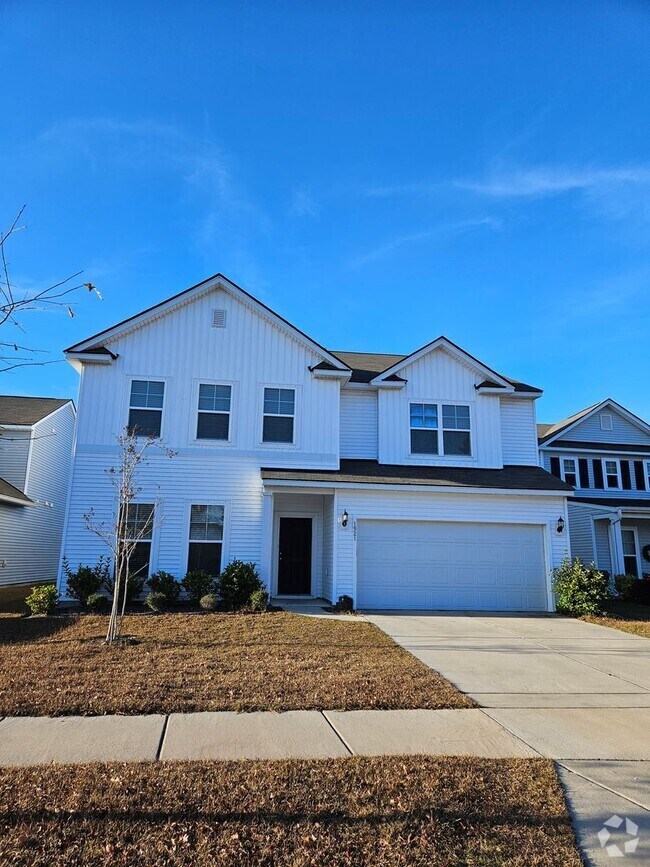 Building Photo - Spacious Two-Story Living on a Premium Lot...