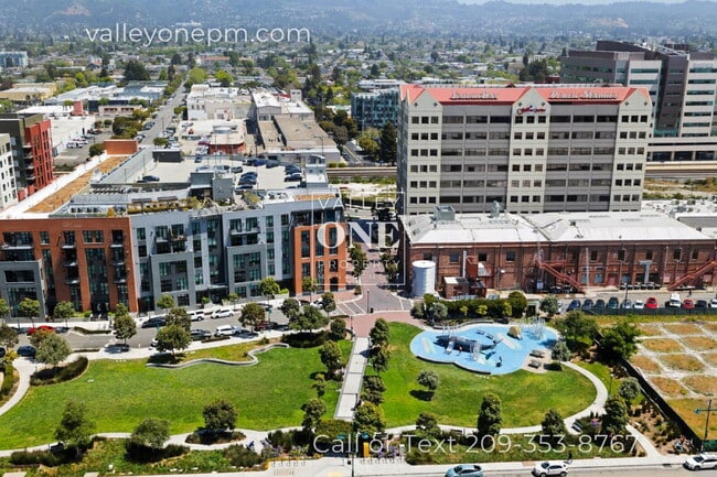 Building Photo - Fully Furnished Condo With Panoramic San Francisco Bay Views and Unbeatable Amenities