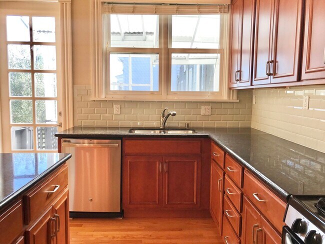 Building Photo - Handsome, Recently Renovated, 3BR/2BA Pac ...