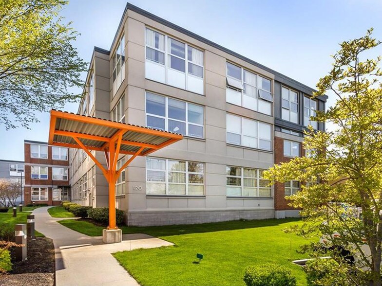 Granite Lofts courtyard - 120 Holmes St