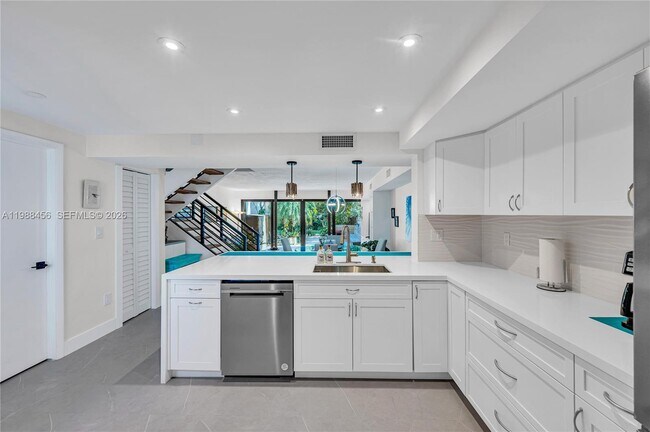 Building Photo - 7018 SW 53rd Ln