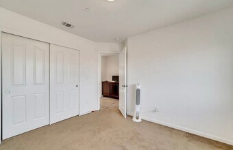 Building Photo - Elegant 5-Bedroom, 3.5-Bathroom Home – Mov...