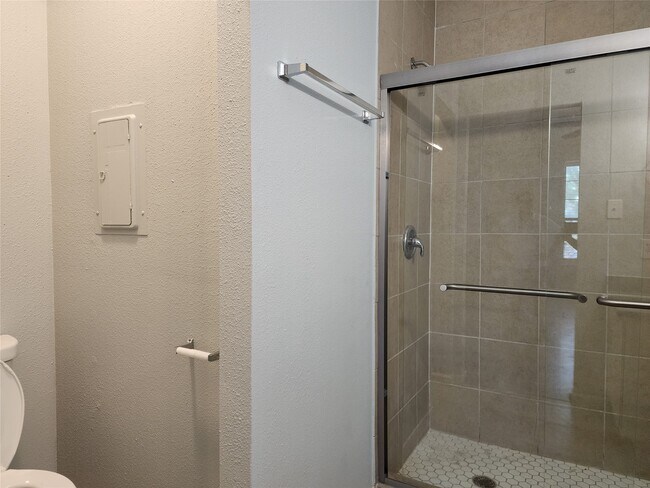 Building Photo - 2255 Braeswood Park Dr