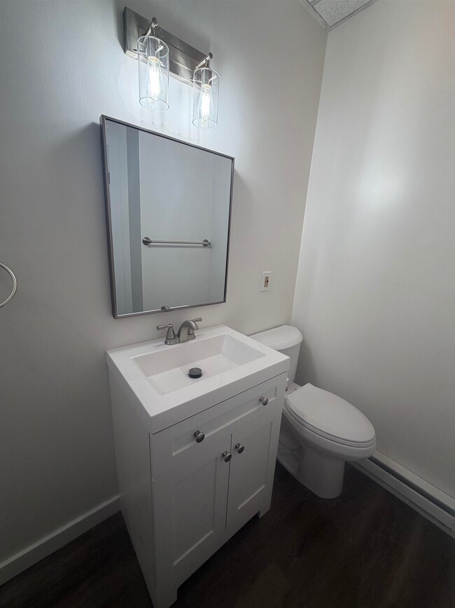 Building Photo - 158 Main St