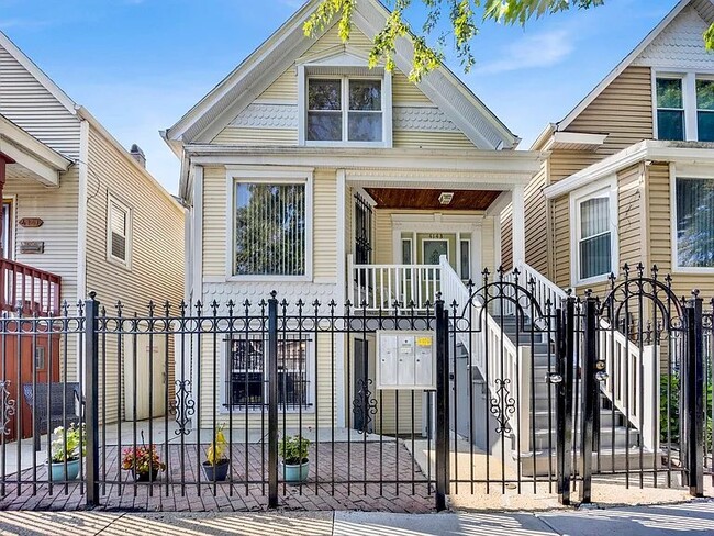 Building Photo - 4143 W Roscoe St