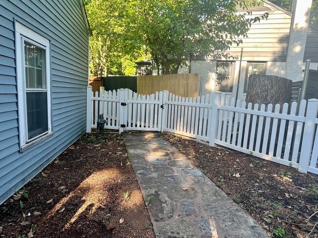 Building Photo - Super Cute 2 Bedroom 1 Bath!!