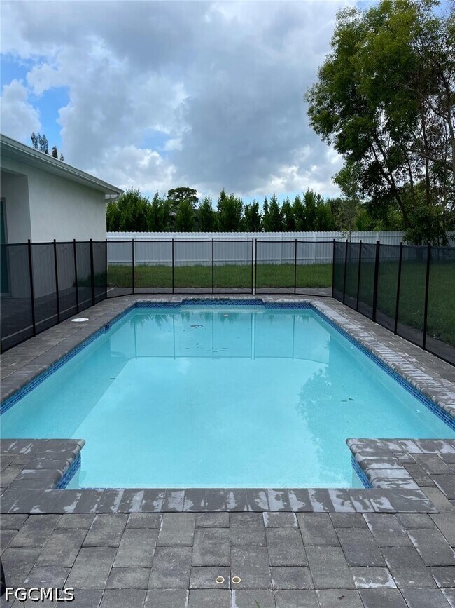 Building Photo - 132 SW 9th Ave