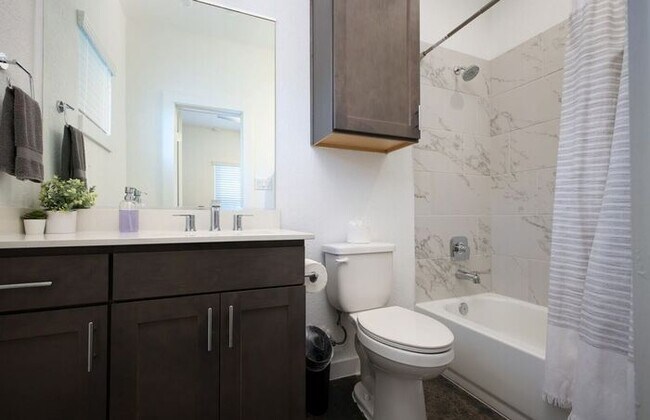 Building Photo - Location, Style, Fully Furnished