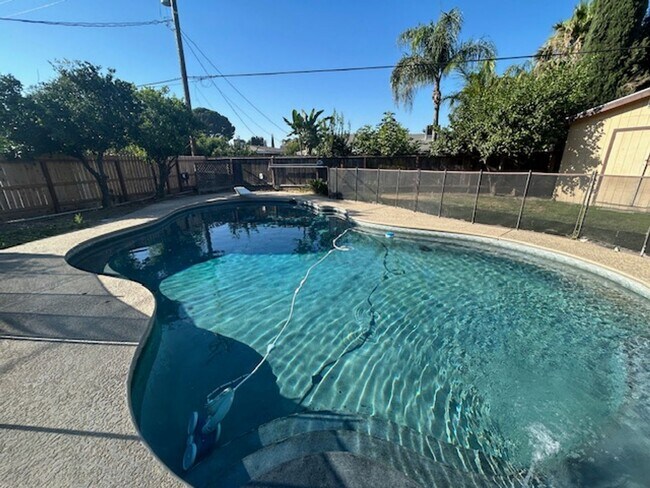 Building Photo - 3 bedroom 2 bathroom with pool!