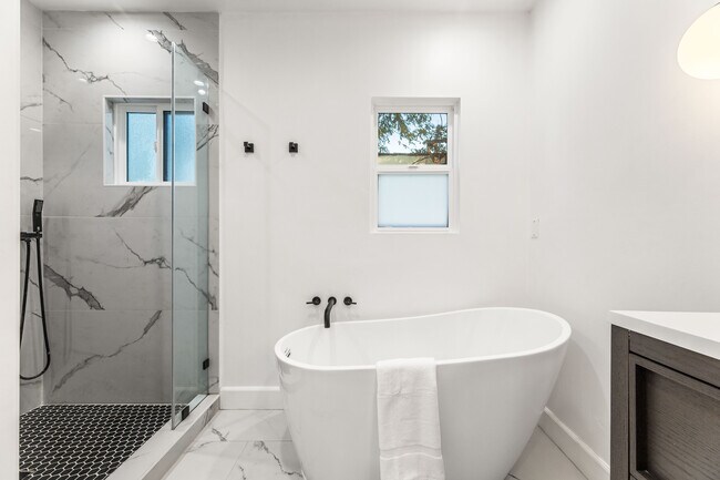 Building Photo - 1400 N Orange Dr