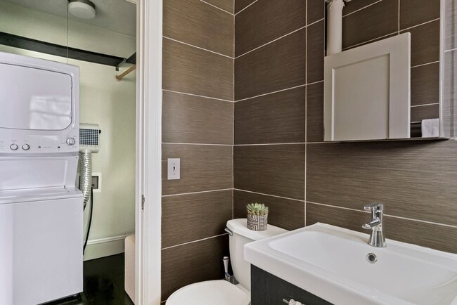 Building Photo - Cozy, updated 4th-floor studio in Nob Hill. Convenient location near all the hot spots