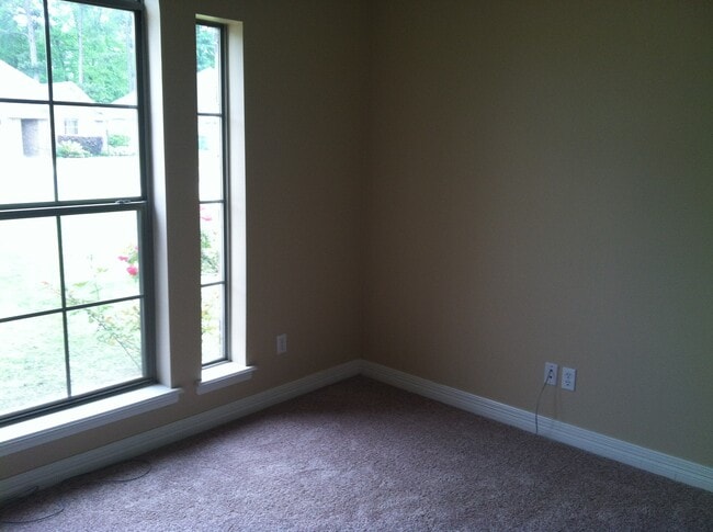 Building Photo - DOGWOOD SOUTH-GATED COMMUNITY-NICE HOME-CLOSE TO BAFB