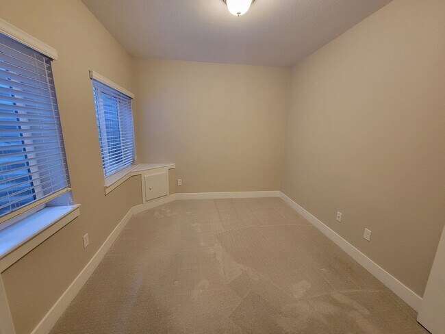 Building Photo - Spacious 3 level, 4 bedroom townhome with attached 2 car garage at Silver Meadows Townhomes on Lo...