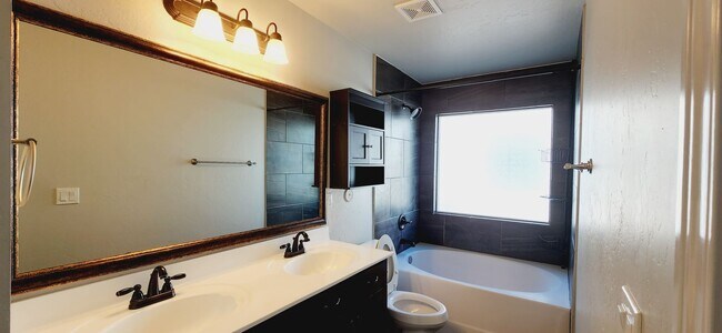 Building Photo - Stunning 4 bedroom, 2 bath home in East El Paso!