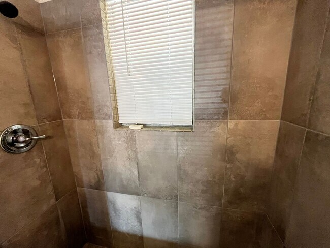 Building Photo - Newly Renovated Unit!
