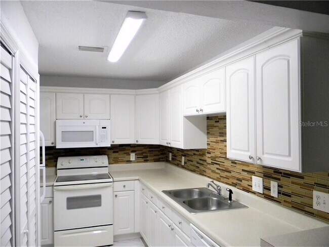 Building Photo - 8846 Coral Palms Ct