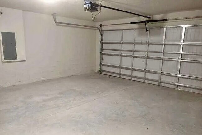 Building Photo - 6248 N Chestnut Terrace