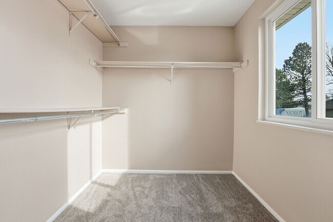 Building Photo - 5 bedroom, 3 bath home in desirable Arvada neighborhood.