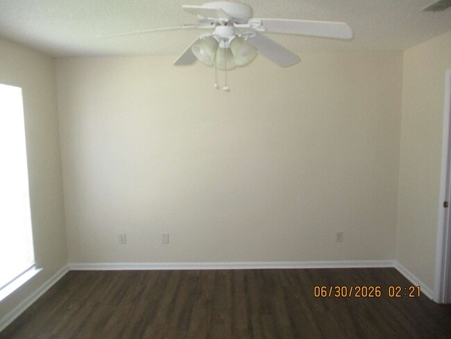 Building Photo - 2201 Beachview Dr