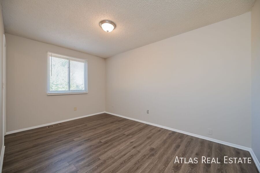 Building Photo - 14955 E Columbia Dr
