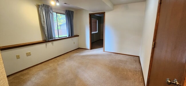 Building Photo - LYNNWOOD Spacious 3 bdrm + Den & Family Room Home