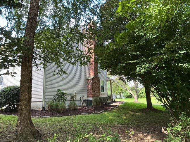 Building Photo - Beautiful 4BR 2.5BA corner lot Colonial wi...