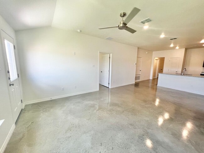 Building Photo - ** NEW / BEAUTIFUL / SPACIOUS / MODERN **