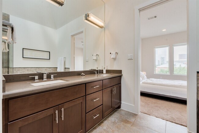 Building Photo - 5429C Hidalgo St