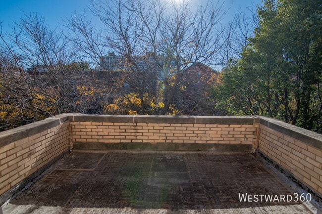 Building Photo - 844 W Lakeside Pl