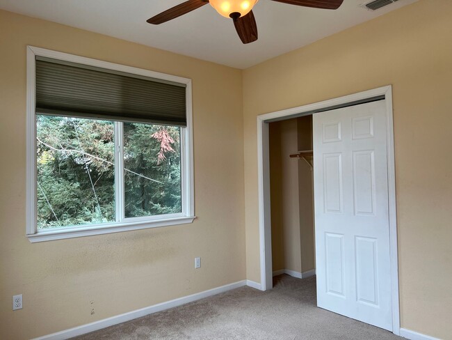 Building Photo - Three Bedroom Home in Orangevale - View Le...