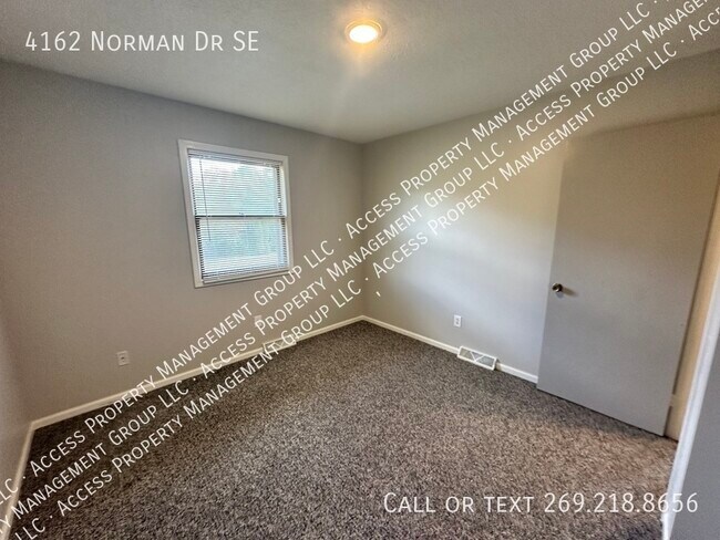 Building Photo - SE Side Update Two Bedroom Duplex