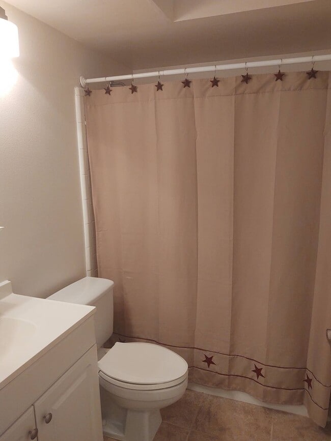 Building Photo - Lovely Condo for rent  ( New Lower Price)
