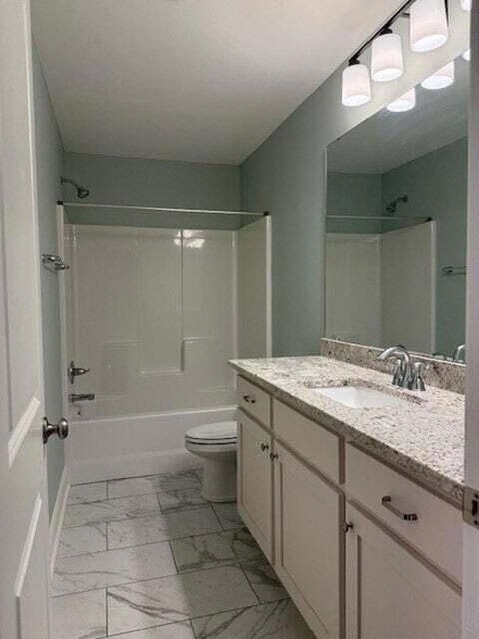 Building Photo - 1215 Seagrove Dr