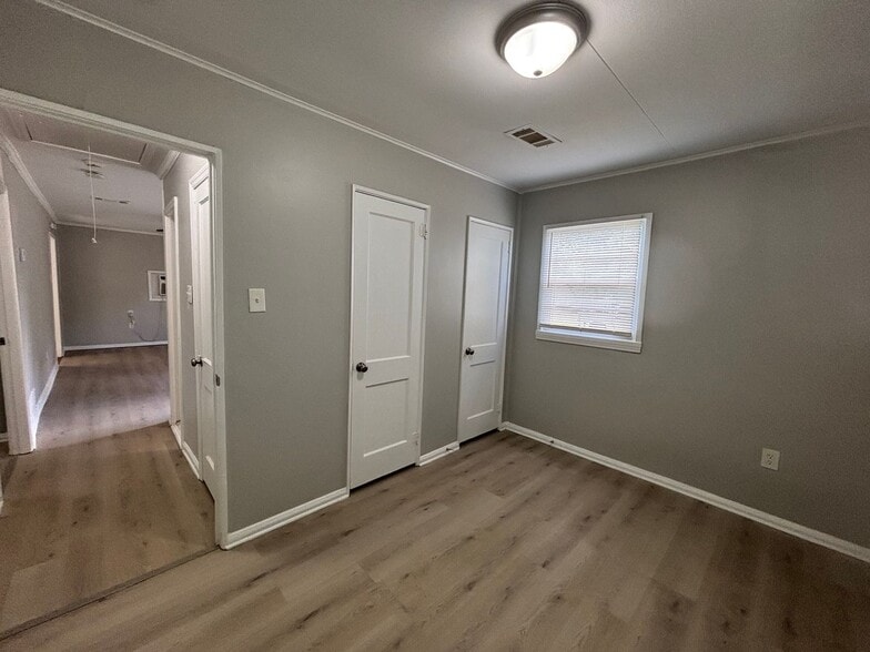Building Photo - 901 Restbrook Ave