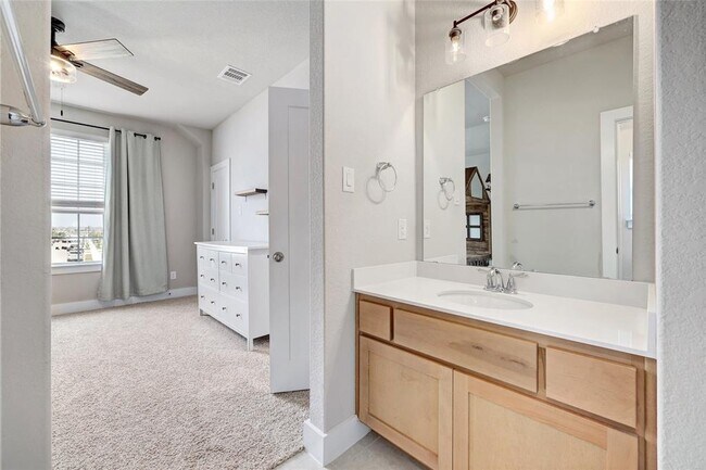 Building Photo - 317 Rock Knl St