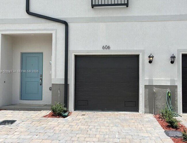 Building Photo - 606 SW 12th St