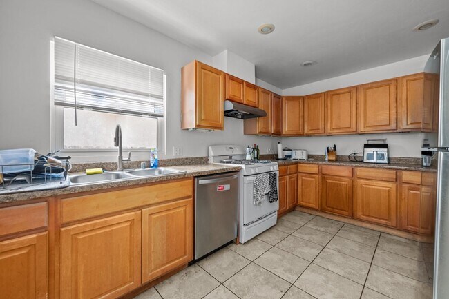 Building Photo - 5379 E Falls View Dr