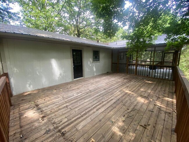 Building Photo - 1305 Sun Cir