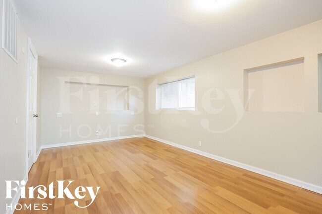 Building Photo - 122 E Lincoln Ave