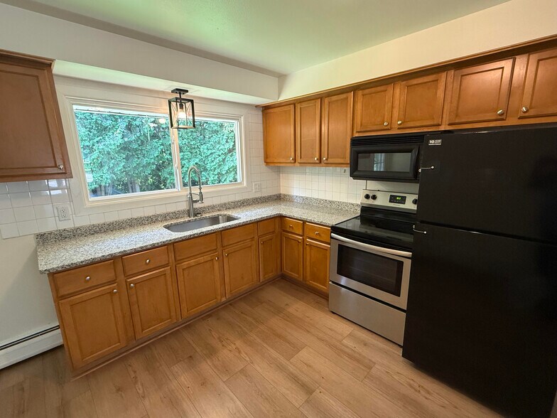 Kitchen - 211 E Paradise Dr
