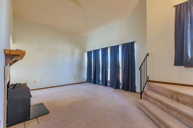 Building Photo - Beautiful 2-Story Home